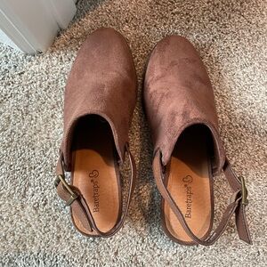 Baretraps Brown Suede Clogs w. Heel Strap